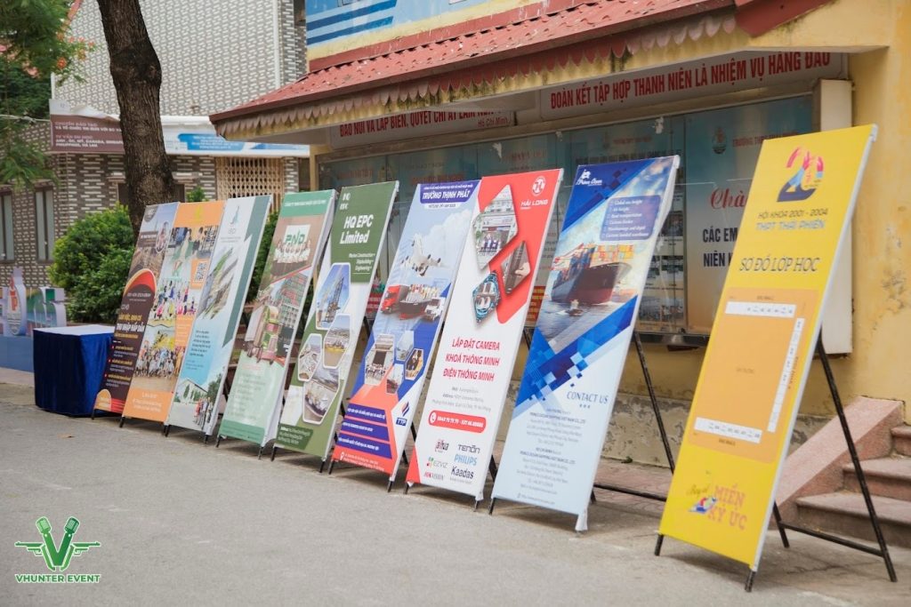 Thiết kế standee sự kiện – Hệ thống thông tin rõ ràng, thẩm mỹ