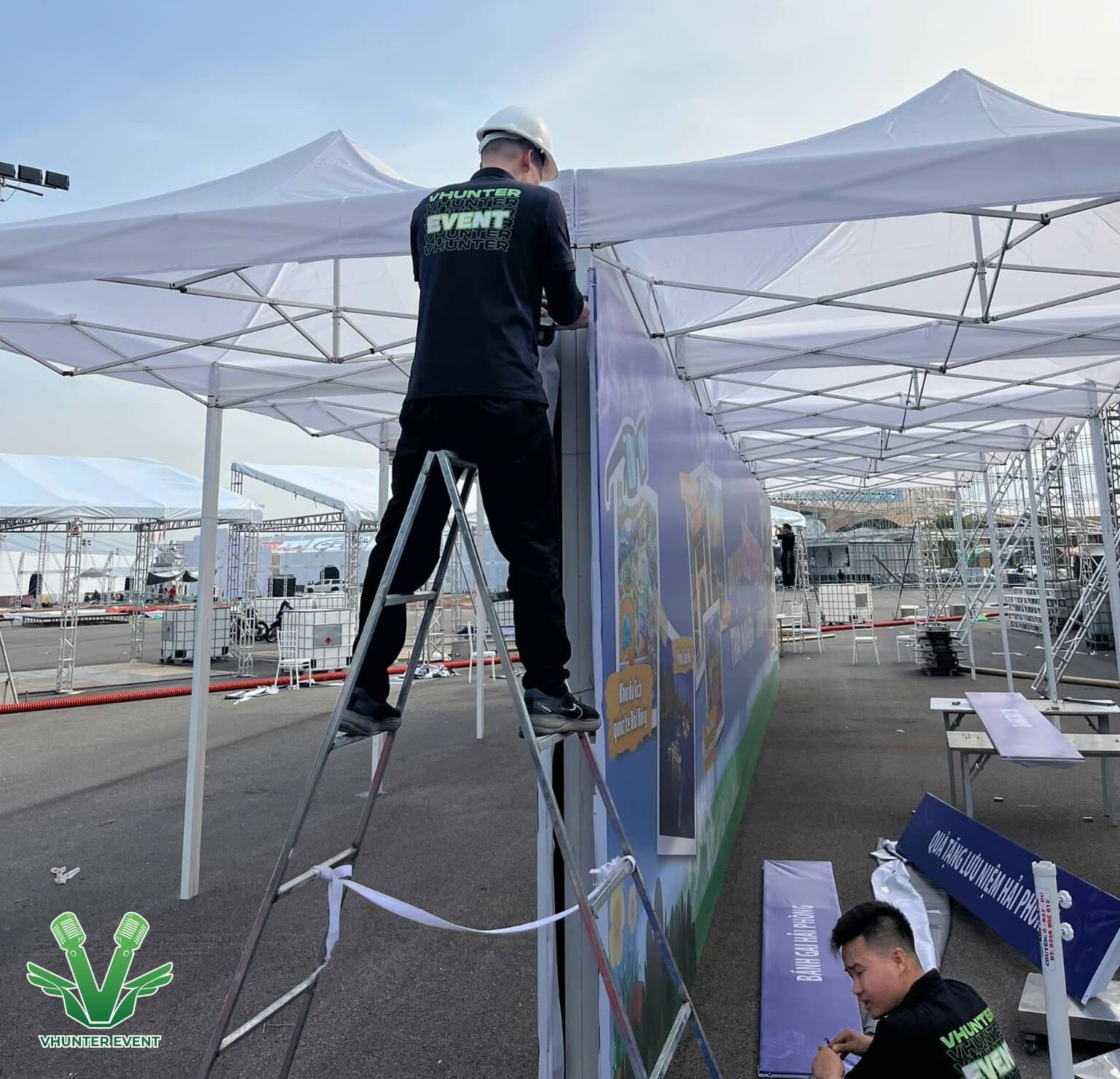 Nỗ lực thi công hàng trăm gian hàng trong thời gian gấp rút