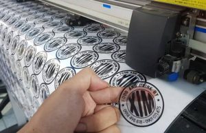 Ưu điểm nổi bật của in decal nhựa