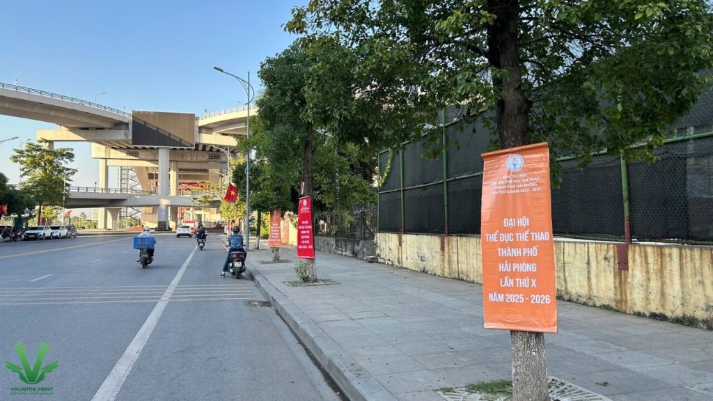 Những chiếc phướn được treo dọc đường lạch tray tới trung tâm hành chính 