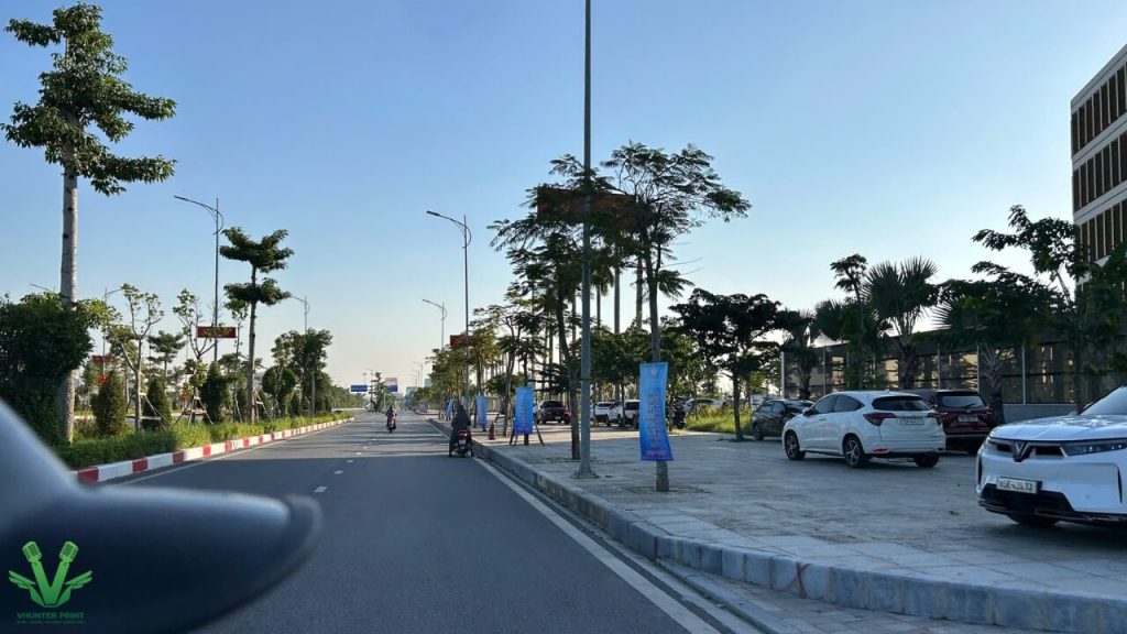 Những chiếc phướn được treo dọc đường lạch tray tới trung tâm hành chính 