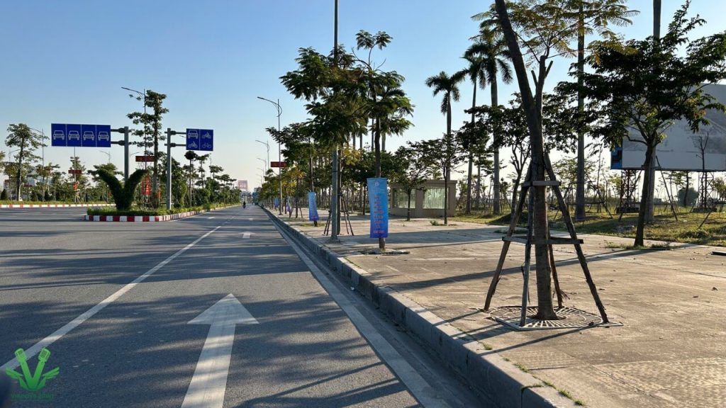 Những chiếc phướn được treo dọc đường lạch tray tới trung tâm hành chính 