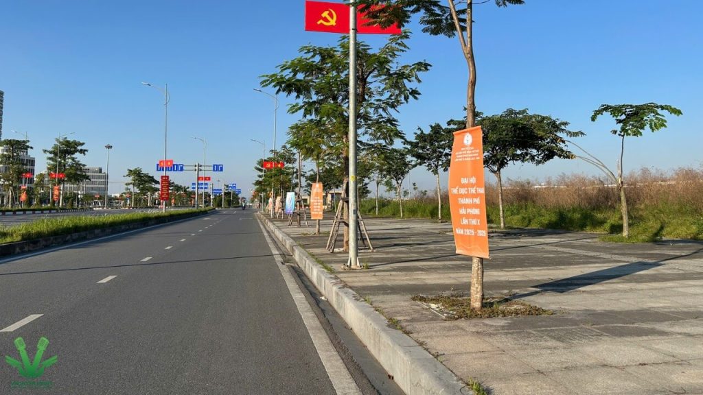 Những chiếc phướn được treo dọc đường lạch tray tới trung tâm hành chính 