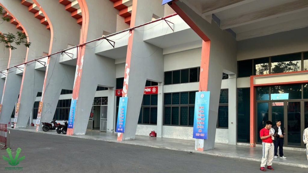 Phướn tại sân vận động Lạch Tray