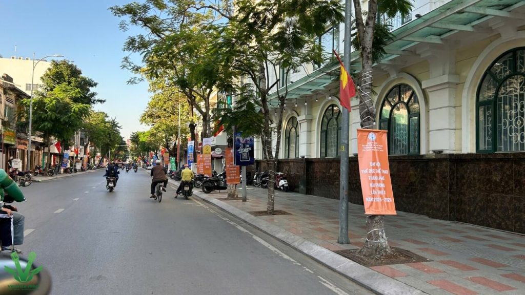 Những chiếc phướn được treo dọc đường lạch tray tới trung tâm hành chính 