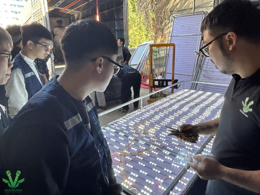 Thi công bức tường lịch sử