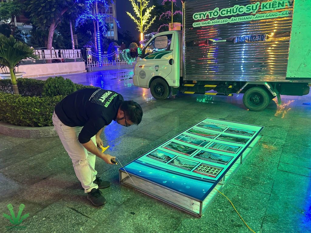 Thi công bức tường lịch sử