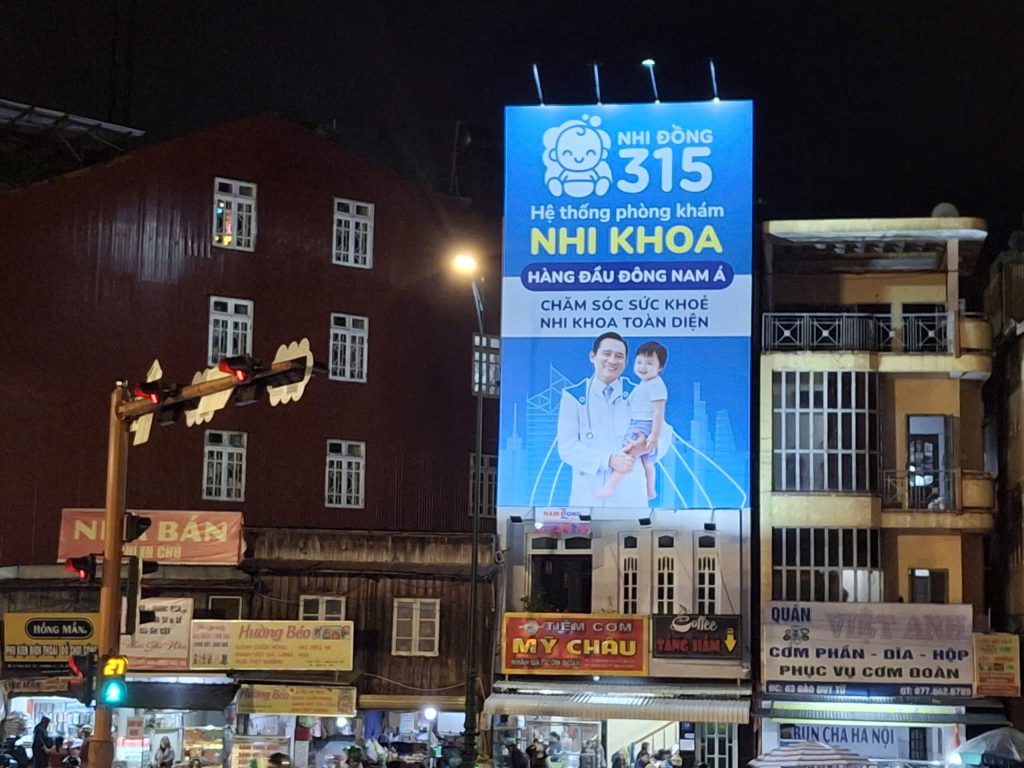 Đặt pano quảng cáo tại các tuyến đường lớn 